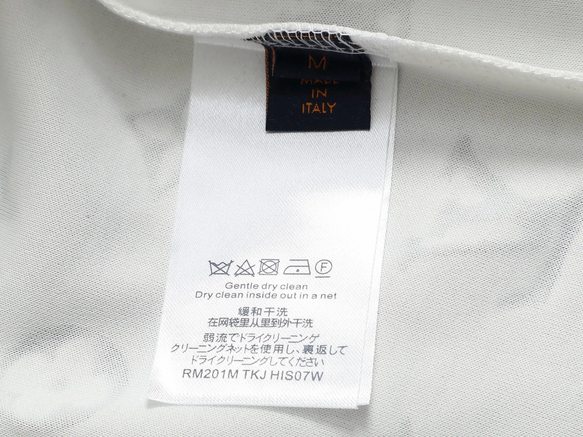 🅿️220 Louis Vuitton/Louis Vuitton Sweater jacquard towel embroidery The large logo is exquisitely upgraded, inspired by the retro embroidery of the 1980s. The original fabric is the same as the official short-sleeved T-shirt. The fabric is dyed in the same vat. It feels very comfortable. The latest brick cabinet synchronization for spring and summer. Fashionable and personalized. Super versatile and good-looking. It is very suitable for both men and women. A must-have for everyone. Hang tag. Collar label. Washed wheat. Complete with three labels. Color: black white. Size: S M L XL